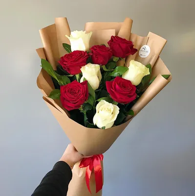 65 красных и белых роз по цене 16940 ₽ - купить в RoseMarkt с доставкой по  Санкт-Петербургу