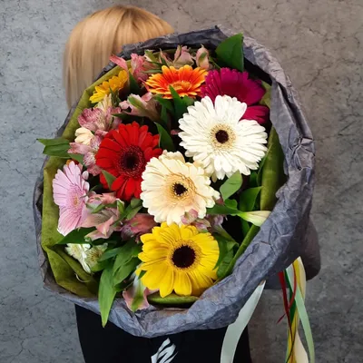 Букет из роз, гербер и альстромерий - купить в Москве по цене 2490 р -  Magic Flower