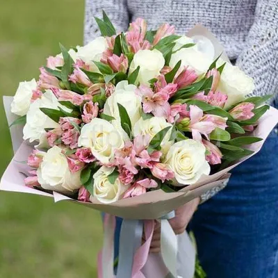 Купить букет из нежных альстромерий, кустовых роз и орхидеи в Казани  недорого