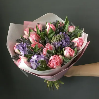 Купить букет из роз, гиацинтов, тюльпанов и хлопка в крафте по доступной  цене с доставкой в Москве и области в интернет-магазине Город Букетов