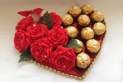 Мастерим яркие и красивые букеты из конфет: 15 пошаговых мастер-классов |  Chocolate flowers bouquet, Gift bouquet, Chocolate flowers