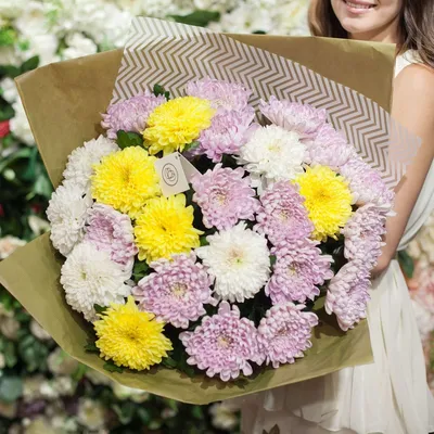 Нежный букет из белых, розовых и желтых кустовых хризантем купить в  Краснодаре с доставкой