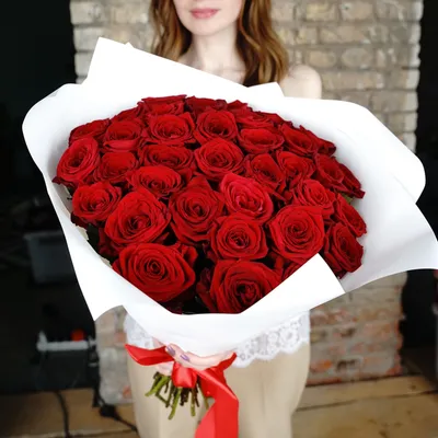 Букет из 9 красных роз с зеленью (50 см ) за 2100р. Позиция № 2902