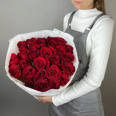 Букет роз с вероникой, снежноягодником и леукадендроном купить с доставкой  в СПб