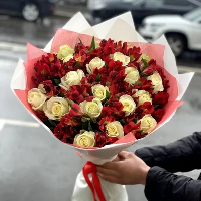 Букет из 11 розовых кустовых роз и 5 белых альстромерий купить с доставкой  по СПб. ☎ 8 (800) 222-66-26 ☎. Цветы в букете - Розы Альстромерии  Лизиантусы Роза кустовая. Количество цветов - 11. Быстрая доставка.  Гарантия качества.