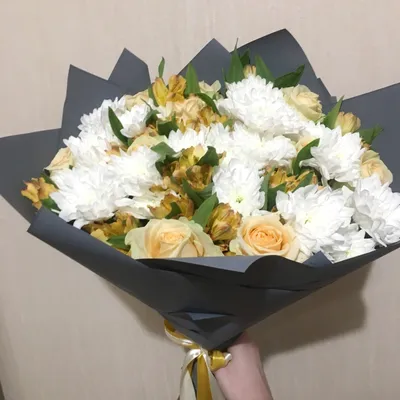 Букет из хризантем, роз и альстромерий - купить цветы с доставкой по Москве  и МО от 3190 руб | «Букет-Маркет»