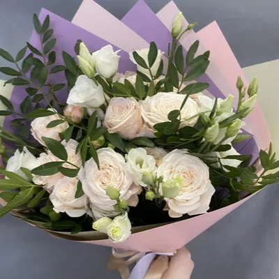 Букет из эустомы, пионовидной розы и кустовых розоыек в упаковке