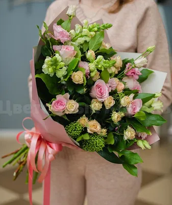 Сборный букет из кустовых роз, одноголовых ярко розовых роз, эустомы и  эвкалипта Комсомольск-на-Амуре