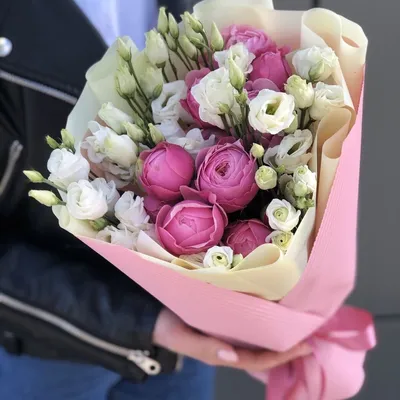 Букет из роз и эустомы от интернет-магазина Цветландия 24