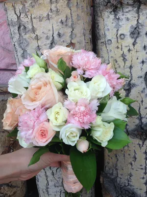 Букет из роз, гортензий и гвоздик - купить в Москве по цене 4490 р - Magic  Flower