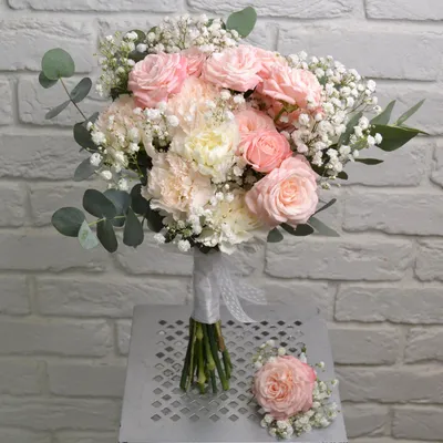 Белые и розовые гвоздики и розы за 3600 ₽ с доставкой по Москве