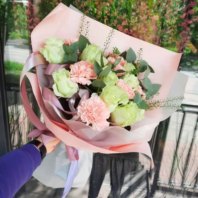 Букет из роз, гвоздик и хлопка – купить с бесплатной доставкой в Москве