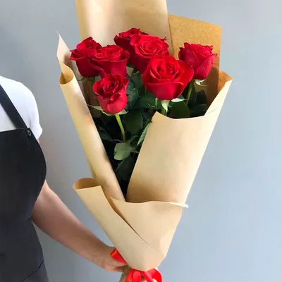 Вертикальный букет из 7 роз с доставкой в Новосибирске. Служба доставки  цветов и подарков - FLO365