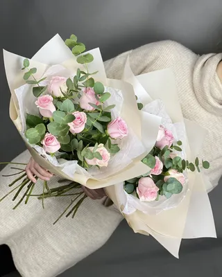 Букет из 7 белых роз с зеленью (50 см) за 1890р. Позиция № 2041