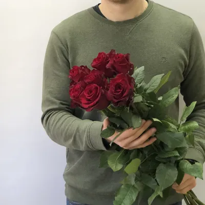 Букет из 7 роз: заказать и купить по цене 1 450 руб. с доставкой в Сургуте