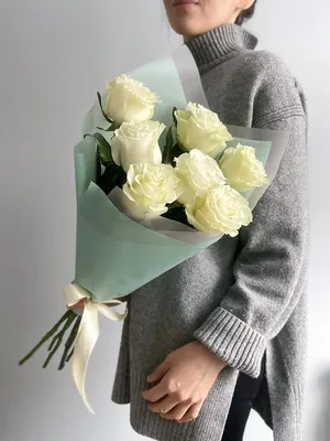 Купить Букет 7 роз в упаковке R70 в Москве, цена 3 350 руб.