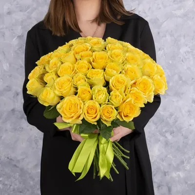 Букет из желтых роз в черной упаковке Купить по выгодной цене