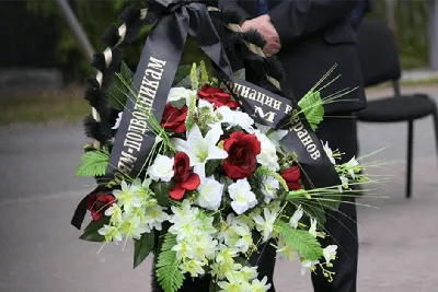 Купить Траурный венок из живых цветов 1 на похороны в Екатеринбурге с  доставкой