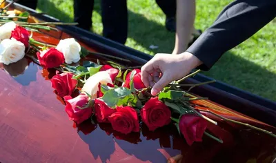 Цветы на похороны: какие особенности выбора и цветовые решения