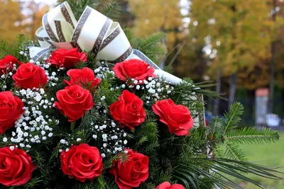 Какие цветы приносят на похороны - horonim.ru