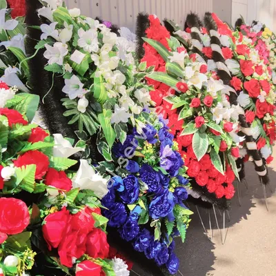 Корзины на похороны из живых цветов в Москве, цены на траурные корзины на  сайте бюро