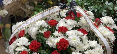 Красивая композиция на похороны из живых цветов - Агава