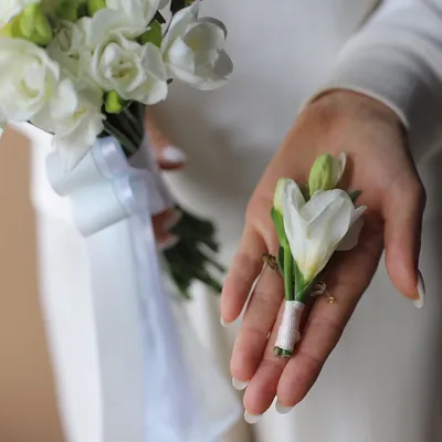 Букет невесты и бутоньерка для жениха \"Эхо друг друга\" © Цветы60.рф