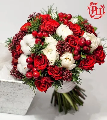 Классический свадебный букет с зимним акцентом + бутоньерка для жениха в  подарок - Доставка свежих цветов в Шарыпово