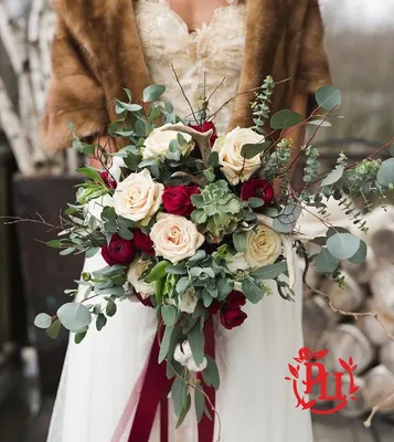 Нежный свадебный букет в зимних классических тонах + бутоньерка для жениха  в подарок - Доставка свежих цветов в Шарыпово