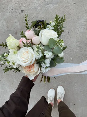 Купить букет невесты из роз и альстромерий по доступной цене с доставкой в  Москве и области в интернет-магазине Город Букетов