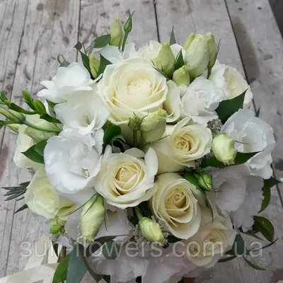 Классический букет невесты из белой эустомы и красных роз . Цена: 5600 руб  в интернет-магазине Centre-flower.ru