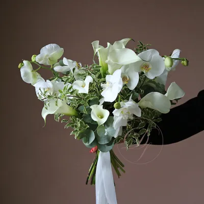 Букет невесты из калл и красных тюльпанов - Доставкой цветов в Москве!  121098 товаров! Цены от 487 руб. Цветы Тут
