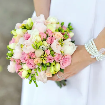 Купить букет невесты из пионов и кустовых роз по доступной цене с доставкой  в Москве и области в интернет-магазине Город Букетов