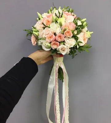 Букет невесты из кустовых роз под светлую ленту - Доставкой цветов в  Москве! 121481 товаров! Цены от 487 руб. Цветы Тут