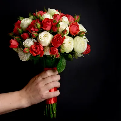 Букет невесты из кустовых пионовидных роз с эвкалиптом - ДонПион