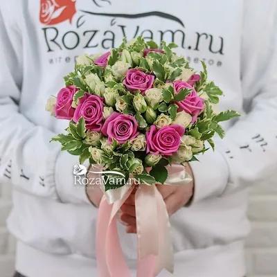 Купить 25 белых кустовых роз дешево 4479 ₽ с доставкой в Томске