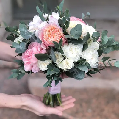 Купить свадебный букет невесты из белых кустовых роз в Минске
