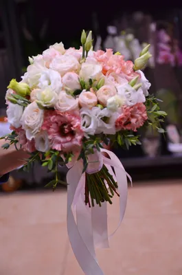 Свадебный букет из кустовых роз по низкой цене