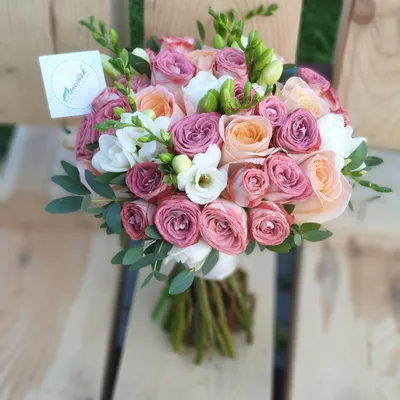 Купить свадебный Букет невесты из кустовых роз с зеленью в Минске с  доставкой из цветочного магазина