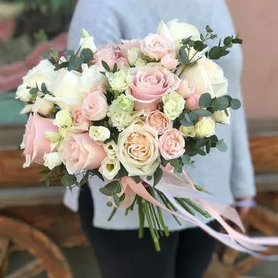 Купить Букет невесты из белых кустовых роз с фрезией в Москве недорого с  доставкой
