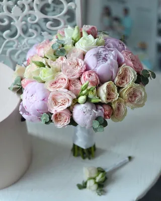 Букет невесты из пионов и кустовых роз «Яркая нежная» в Кирове