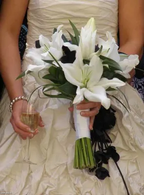 Букет невесты из лилий и роз - купить цветы с доставкой по Москве и МО от  5490 руб | «Букет-Маркет»