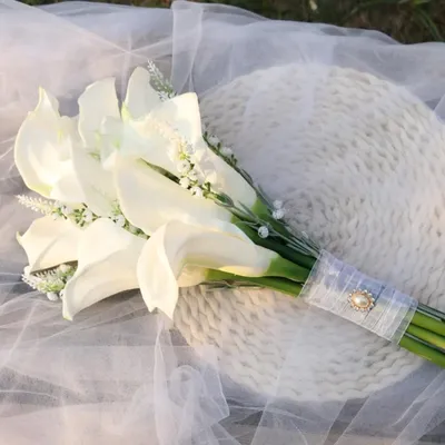 Букет невесты из белых роз и лилий