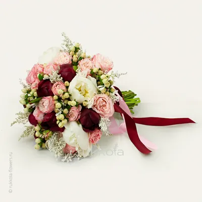 Купить свадебный букет невесты из красных роз и белой лилии с доставкой по  Киеву. Низкая цена, быстрая доставка.