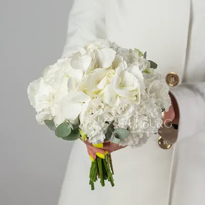 Букет невесты из белых и красных пионов, пионовидных роз купить с доставкой  в Москве | Заказать букет цветов недорого