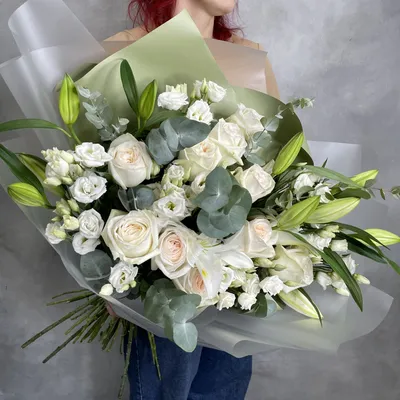 Купить свадебный букет невесты из белой альстромерии, лилии, эустомы,  гипсофилы и зелени с доставкой по Киеву. Низкая цена, быстрая доставка.