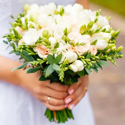 Букет невесты из кустовых пионовидных роз Джелатто с гипсофилой | доставка  по Москве и области