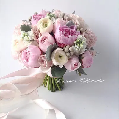 Купить букет невесты из пионов и роз по доступной цене с доставкой в Москве  и области в интернет-магазине Город Букетов