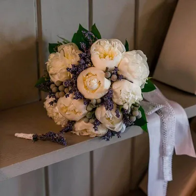 Букет невесты белые пионы с лавандой – розы с доставкой по Москве и  Московской области