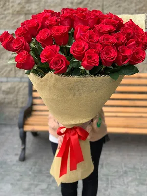 Роза Кения красная 51 штука в крафте по цене 5488 ₽ - купить в RoseMarkt с  доставкой по Санкт-Петербургу